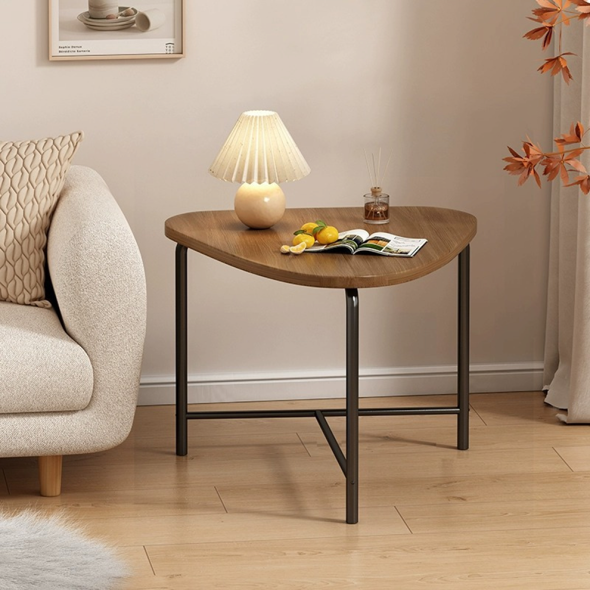 Măsuță triunghiulară pentru cafea – eleganță și funcționalitate într-un design modern