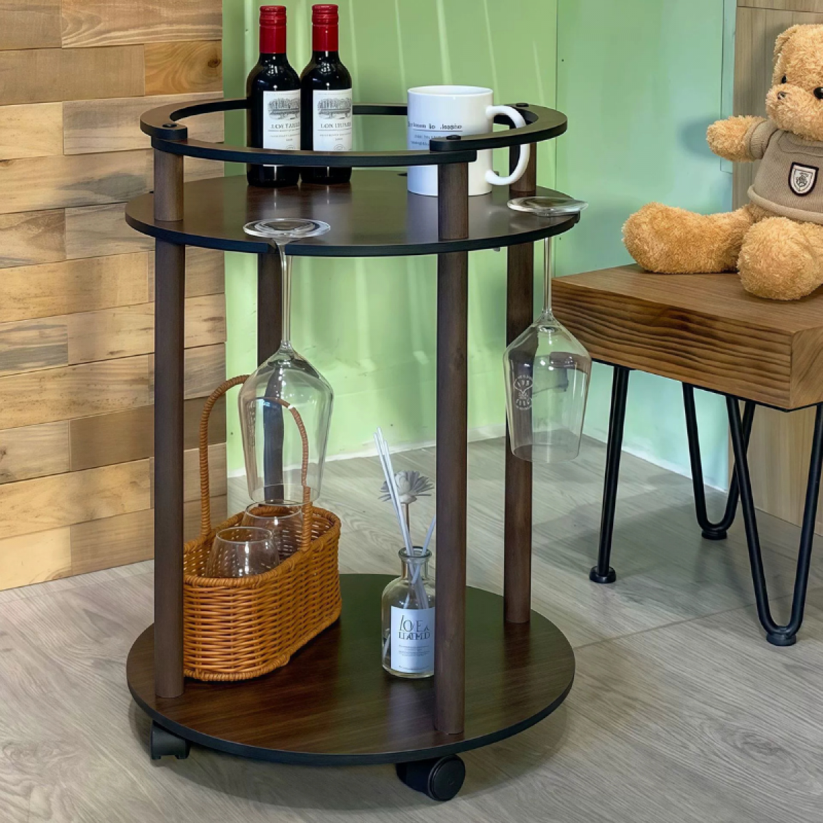 Măsuță pentru sticle și pahare de vin – eleganță și funcționalitate pentru pasionații de băuturi fine