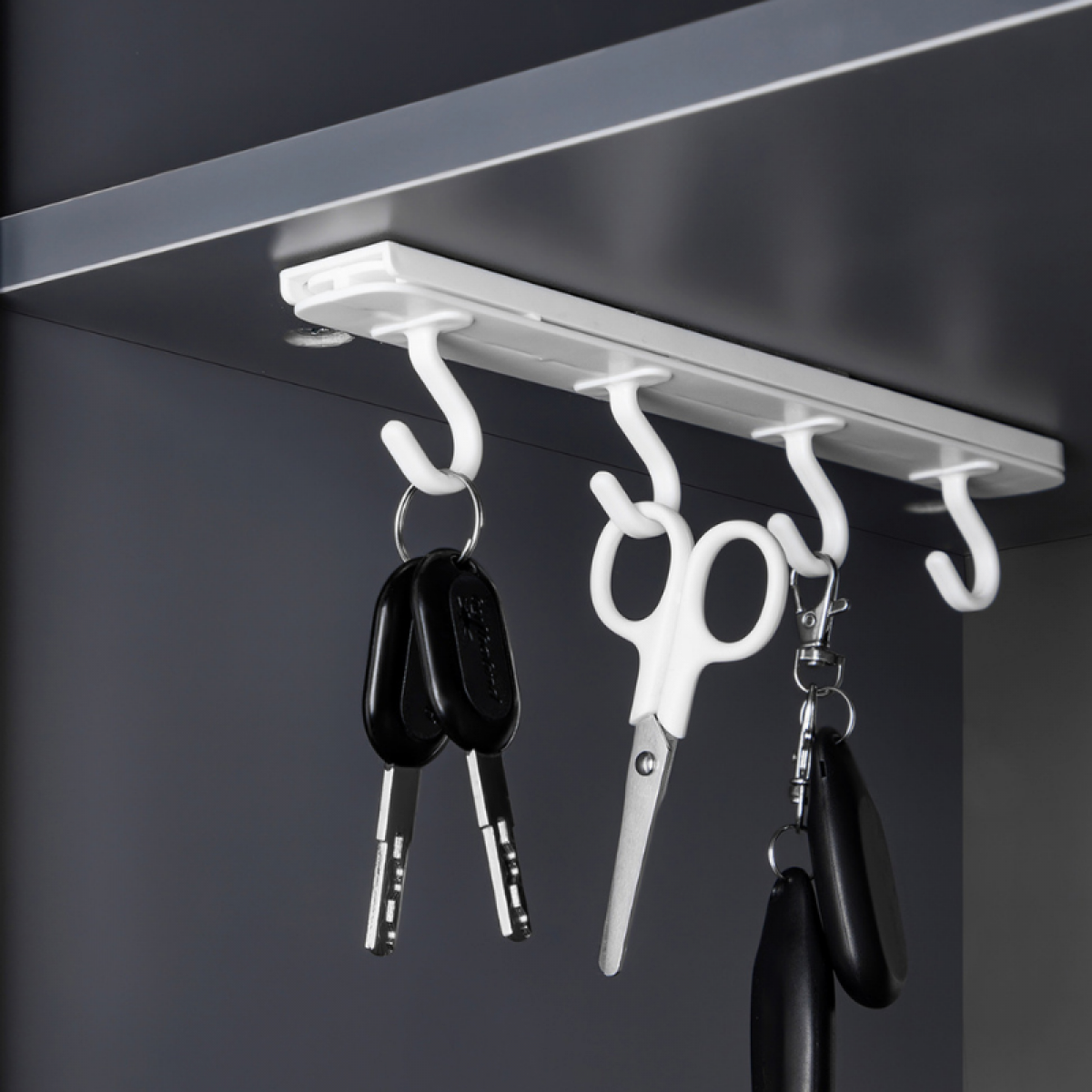 Cuier autoadeziv retractabil – Organizare inteligentă pentru casa ta