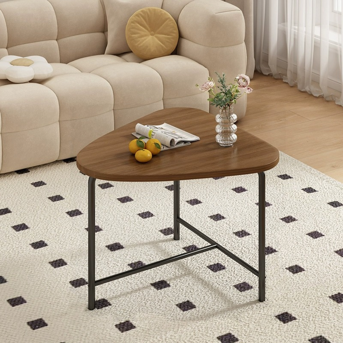 Măsuță triunghiulară pentru cafea – eleganță și funcționalitate într-un design modern