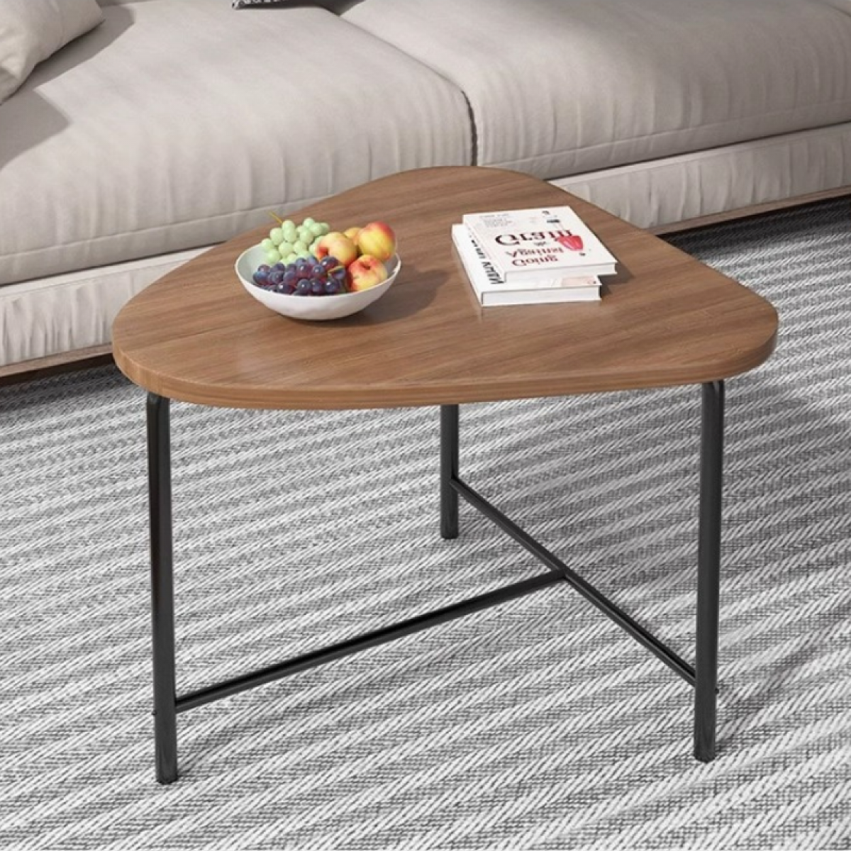 Măsuță triunghiulară pentru cafea – eleganță și funcționalitate într-un design modern