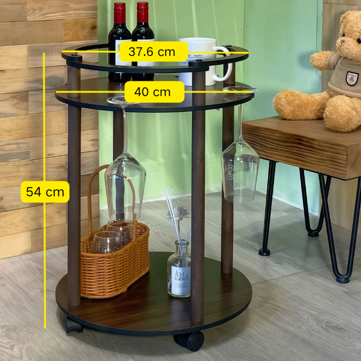 Măsuță pentru sticle și pahare de vin – eleganță și funcționalitate pentru pasionații de băuturi fine